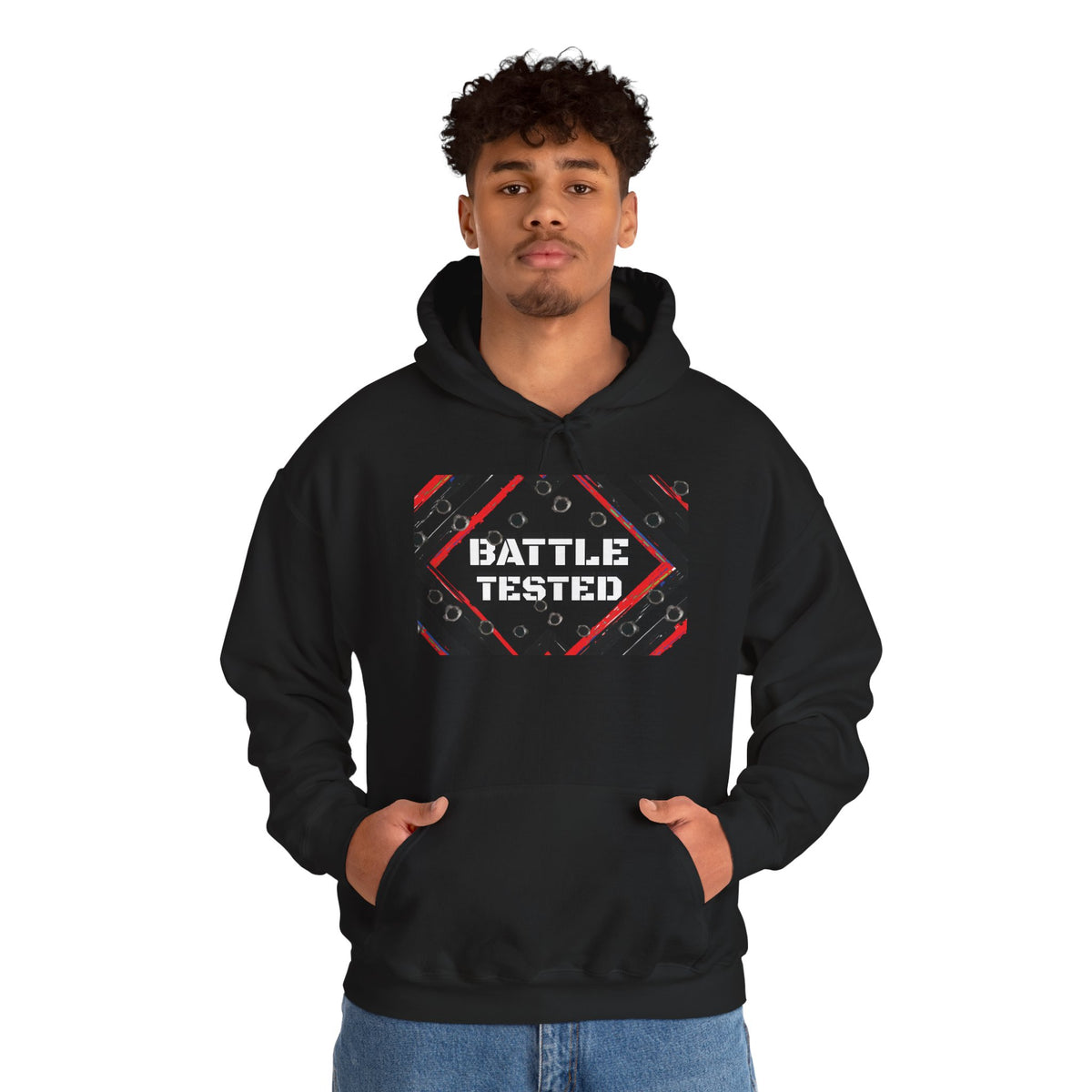 Sudadera con capucha unisex de mezcla pesada probada en batalla: letras blancas sobre negro/sin base